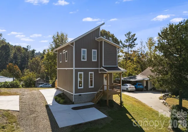Photo 1 of Single family home for sale at 31 Elkwood Ave, Asheville, NC 28804 | MLS# 4430489 | Listing updated on 2026-10-21