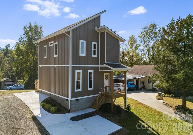 Photo 4 of Single family home for sale at 31 Elkwood Ave, Asheville, NC 28804 | MLS# 4430489 | Listing updated on 2026-10-21