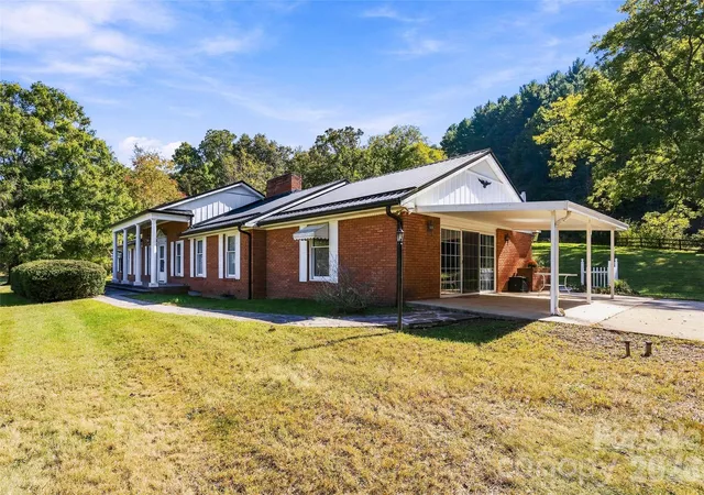 Photo 2 of Single family home for sale at 5810 Us 23 Hwy, Mars Hill, NC 28754 | MLS# 4430509 | Listing updated on 2026-10-06