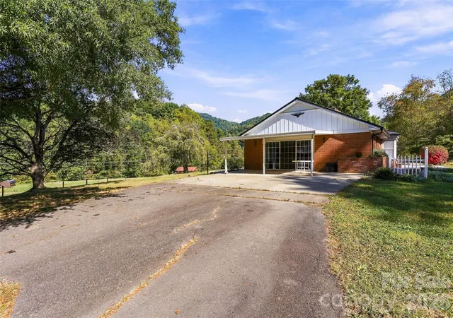 Photo 4 of Single family home for sale at 5810 US 23 Hwy, Mars Hill, NC 28754 | MLS# 4430509 | Listing updated on 2026-10-06