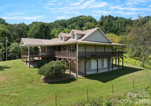 Photo 2 of Single family home for sale at 170 Yates Cvs Rd, Waynesville, NC 28785 | MLS# 4430510 | Listing updated on 2026-10-04