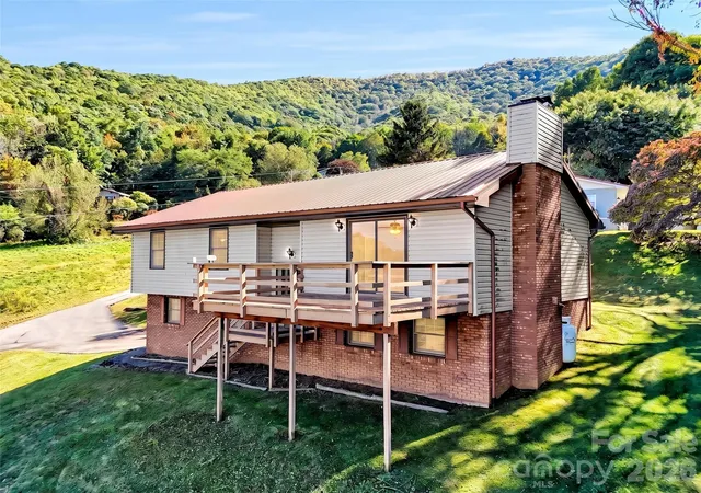 Photo 3 of Single family home for sale at 110 Atari Rd, Waynesville, NC 28786 | MLS# 4430512 | Listing updated on 2026-10-02