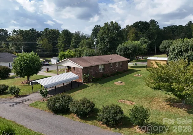 Photo 3 of Single family home for sale at 108 Brittain Dr, Morganton, NC 28655 | MLS# 4430518 | Listing updated on 2026-10-02