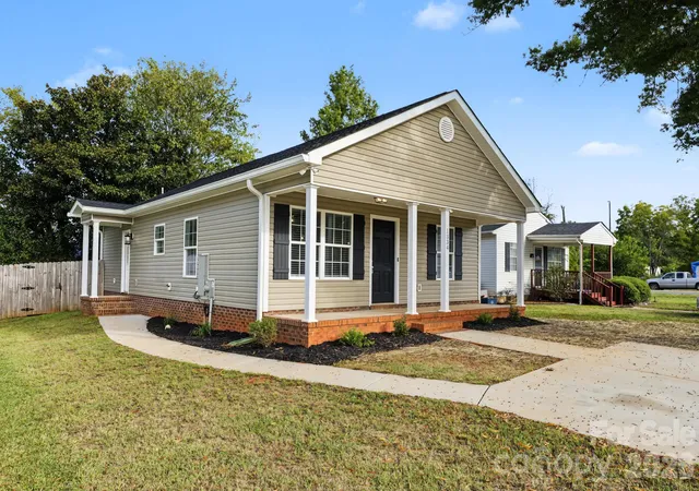 Photo 2 of Single family home for sale at 1334 Flint Hl St, Rock Hill, SC 29730 | MLS# 4430521 | Listing updated on 2026-10-08