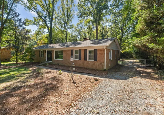 Photo 2 of Single family home for sale at 1817 Balfour Ln, Charlotte, NC 28216 | MLS# 4430522 | Listing updated on 2026-10-23