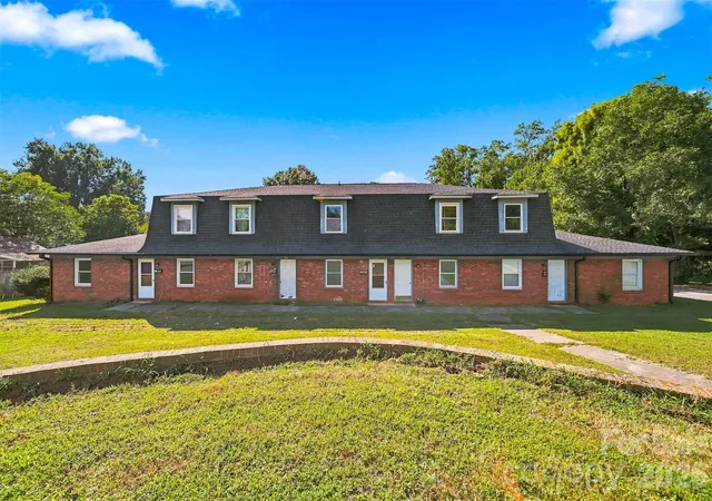 Photo 3 of Multi family home for sale at 402 S Ashe Ave, Newton, NC 28658 | MLS# 4430547 | Listing updated on 2026-10-05
