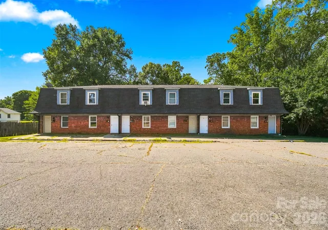 Listing Photo 4 - Condo for sale in building located at 402 S Ashe Ave, Newton, NC 28658