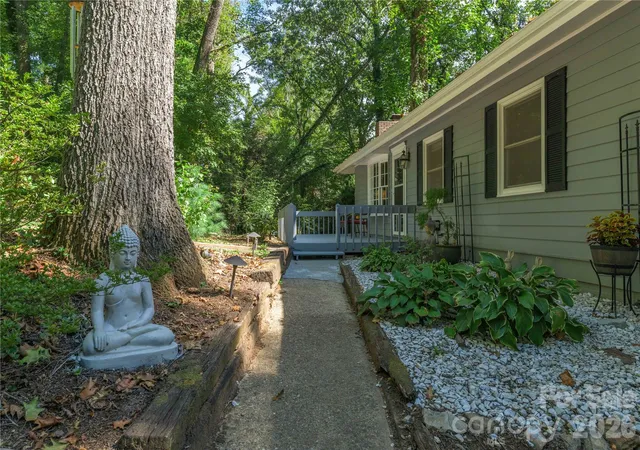 Photo 3 of Single family home for sale at 19 Springwood Dr, Asheville, NC 28805 | MLS# 4430580 | Listing updated on 2026-10-10
