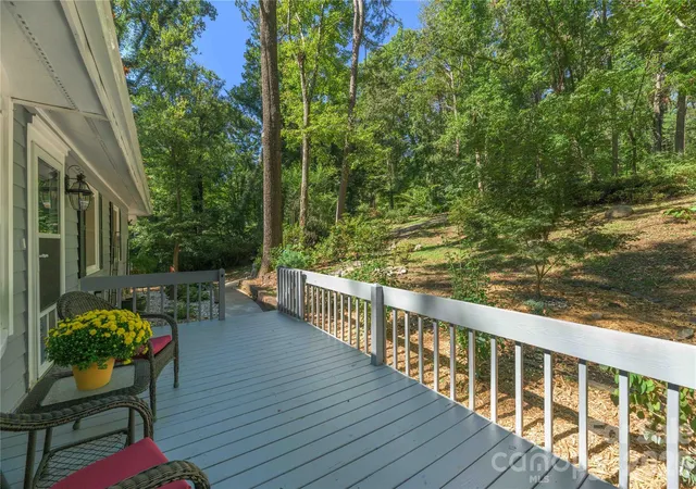 Photo 4 of Single family home for sale at 19 Springwood Dr, Asheville, NC 28805 | MLS# 4430580 | Listing updated on 2026-10-10