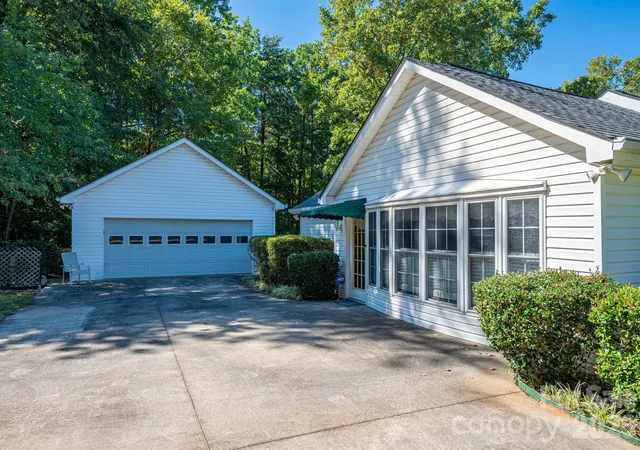 Photo 4 of Single family home for sale at 2545 Les Ln, Denver, NC 28037 | MLS# 4430593 | Listing updated on 2026-10-11