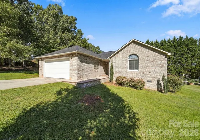 Photo 1 of Single family home for sale at 1256 Willow Dr, Morganton, NC 28655 | MLS# 4430614 | Listing updated on 2026-10-02