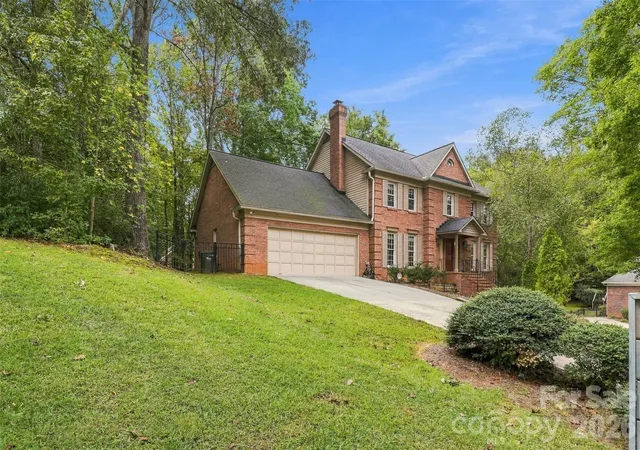 Photo 3 of Single family home for sale at 2020 Fairchelsea Ln, Matthews, NC 28105 | MLS# 4430615 | Listing updated on 2026-10-09