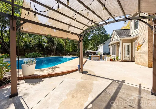 Photo 4 of Single family home for sale at 9423 Whitethorn Dr, Charlotte, NC 28277 | MLS# 4430638 | Listing updated on 2026-10-06
