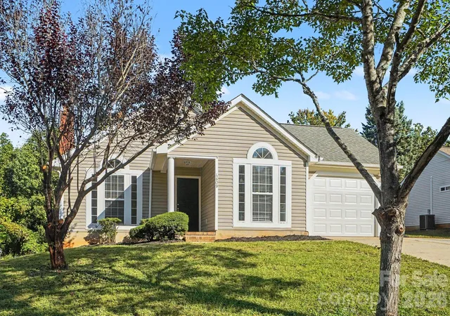 Photo 3 of Single family home for sale at 4609 Avalon Forest Ln, Charlotte, NC 28269 | MLS# 4430650 | Listing updated on 2026-10-06