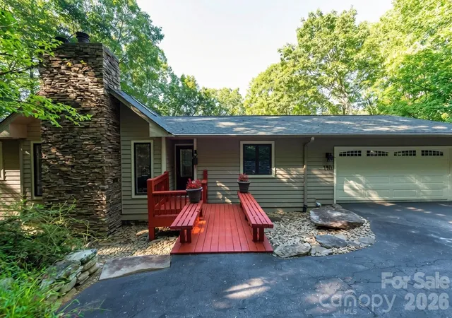 Photo 1 of Single family home for sale at 190 Ridgeview Dr, Hendersonville, NC 28792 | MLS# 4430679 | Listing updated on 2026-10-08