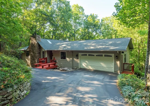 Photo 3 of Single family home for sale at 190 Ridgeview Dr, Hendersonville, NC 28792 | MLS# 4430679 | Listing updated on 2026-10-08