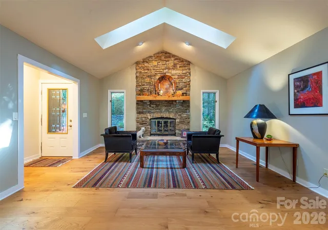 Photo 3 of Single family home for sale at 190 Ridgeview Dr, Hendersonville, NC 28792 | MLS# 4430679 | Listing updated on 2026-10-08