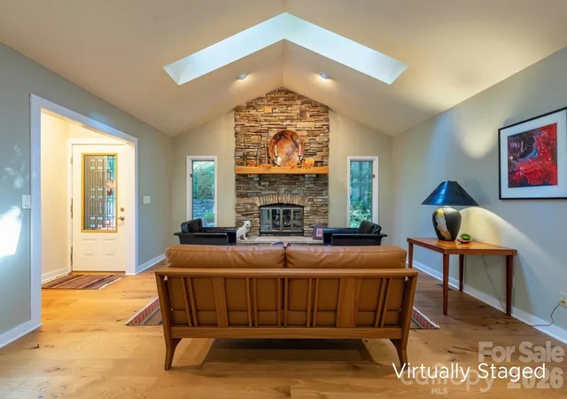 Photo 4 of Single family home for sale at 190 Ridgeview Dr, Hendersonville, NC 28792 | MLS# 4430679 | Listing updated on 2026-10-08