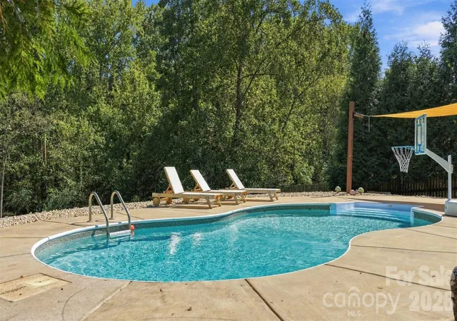Photo 4 of Single family home for sale at 7122 Rothmore St, Charlotte, NC 28215 | MLS# 4430685 | Listing updated on 2026-10-04
