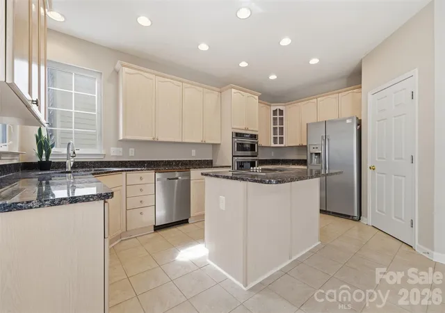 Photo 2 of Single family home for sale at 6211 Chavel Ln, Charlotte, NC 28269 | MLS# 4430690 | Listing updated on 2026-10-27