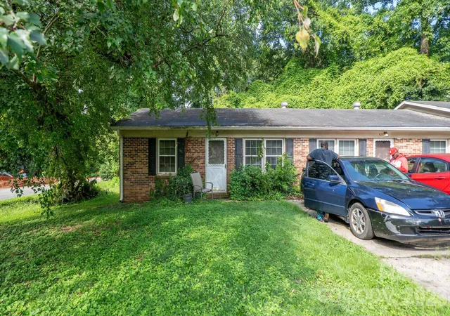 Photo 3 of Multi family home for sale at 423 N Carpenter St, Gastonia, NC 28054 | MLS# 4430801 | Listing updated on 2026-10-04