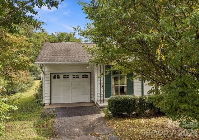 Photo 2 of Single family home for sale at 648 Crystal Dr, Hendersonville, NC 28791 | MLS# 4430808 | Listing updated on 2026-10-10
