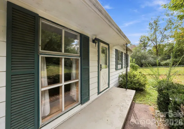 Photo 3 of Single family home for sale at 648 Crystal Dr, Hendersonville, NC 28791 | MLS# 4430808 | Listing updated on 2026-10-10