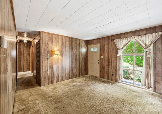 Photo 4 of Single family home for sale at 648 Crystal Dr, Hendersonville, NC 28791 | MLS# 4430808 | Listing updated on 2026-10-10