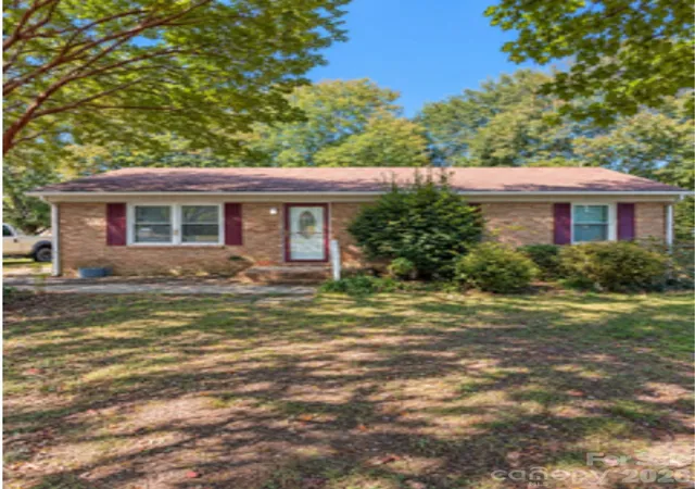 Photo 1 of Single family home for sale at 324 Briarwood Dr, Dallas, NC 28034 | MLS# 4430828 | Listing updated on 2026-10-06