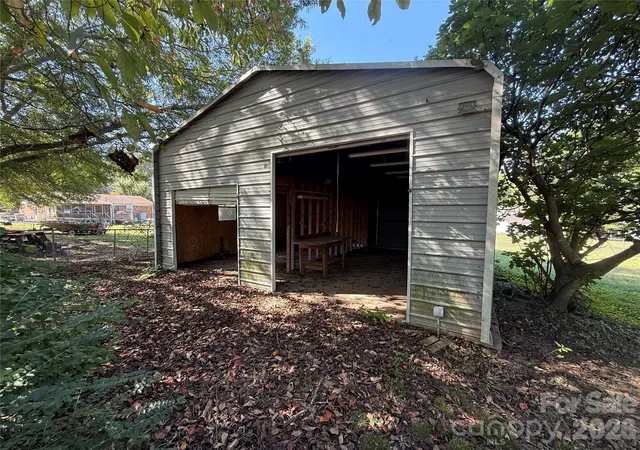 Photo 4 of Single family home for sale at 324 Briarwood Dr, Dallas, NC 28034 | MLS# 4430828 | Listing updated on 2026-10-06