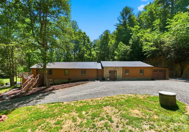 Photo 3 of Single family home for sale at 1857 Creekside Pl, Lenoir, NC 28645 | MLS# 4430833 | Listing updated on 2026-10-07