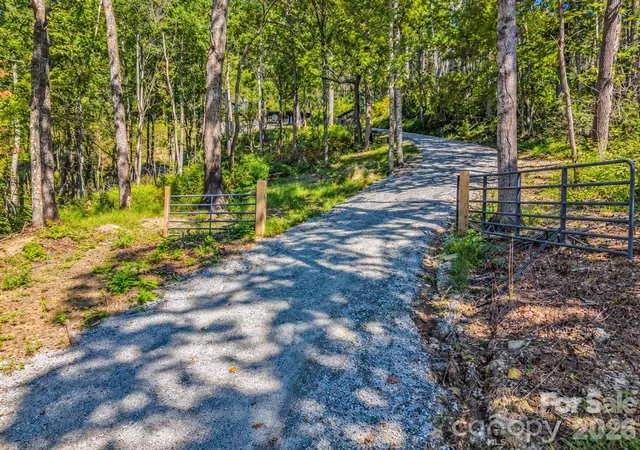 Photo 3 of Single family home for sale at 500 E Poplar Dr, Hendersonville, NC 28792 | MLS# 4430839 | Listing updated on 2026-10-03