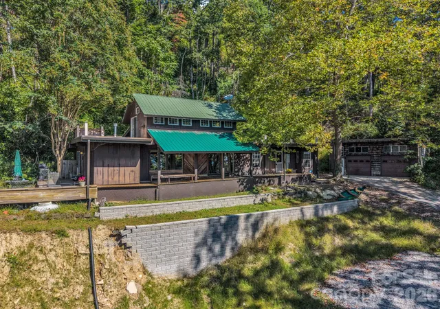 Photo 4 of Single family home for sale at 500 E Poplar Dr, Hendersonville, NC 28792 | MLS# 4430839 | Listing updated on 2026-10-03