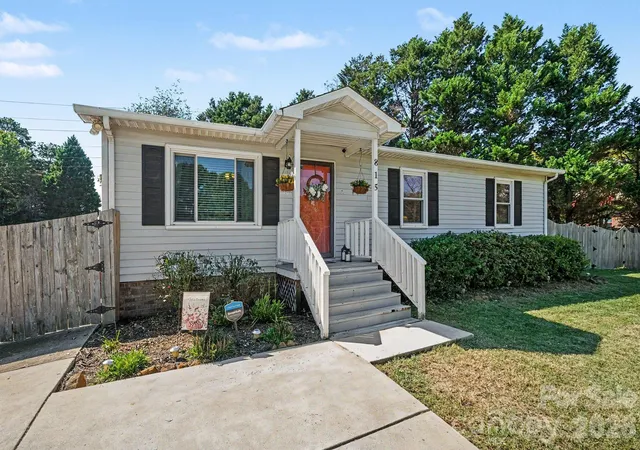 Photo 1 of Single family home for sale at 815 Mooresville Rd, Salisbury, NC 28144 | MLS# 4430898 | Listing updated on 2026-10-03