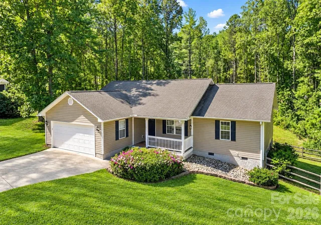 Photo 4 of Single family home for sale at 127 Chestnut Ln, Hendersonville, NC 28792 | MLS# 4430931 | Listing updated on 2026-10-03