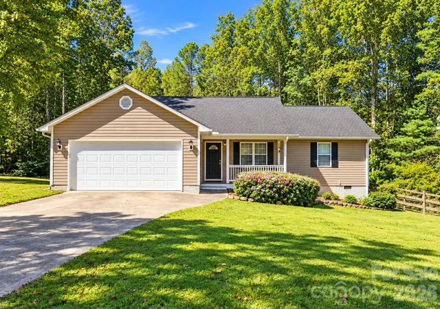 Photo 1 of Single family home for sale at 127 Chestnut Ln, Hendersonville, NC 28792 | MLS# 4430931 | Listing updated on 2026-10-03