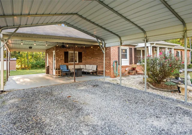 Photo 4 of Single family home for sale at 1875 Davis Cir, Clover, SC 29710 | MLS# 4430954 | Listing updated on 2026-10-25