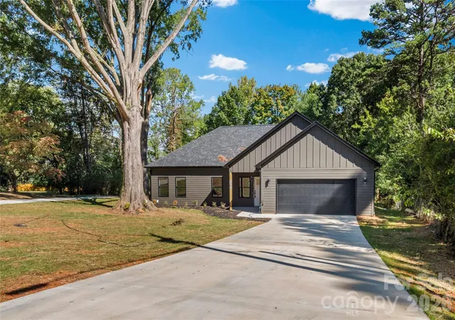 Photo 2 of Single family home for sale at 2303 Frederick Dr, Winston Salem, NC 27103 | MLS# 4430958 | Listing updated on 2026-10-06