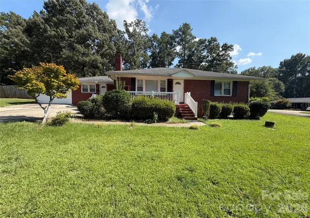 Photo 3 of Single family home for sale at 604 Willow St, Wadesboro, NC 28170 | MLS# 4430967 | Listing updated on 2026-10-07