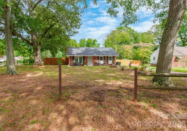Photo 2 of Single family home for sale at 1109 Pinewood Rd, Rock Hill, SC 29730 | MLS# 4430973 | Listing updated on 2026-10-09