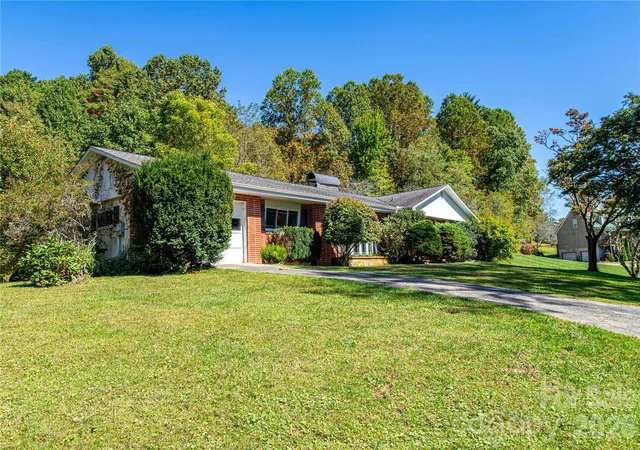 Photo 3 of Single family home for sale at 2586 Kim Miller Rd, Lake Toxaway, NC 28747 | MLS# 4431012 | Listing updated on 2026-10-08