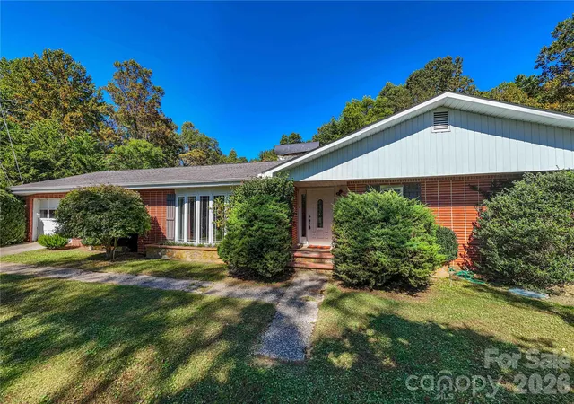 Photo 4 of Single family home for sale at 2586 Kim Miller Rd, Lake Toxaway, NC 28747 | MLS# 4431012 | Listing updated on 2026-10-08