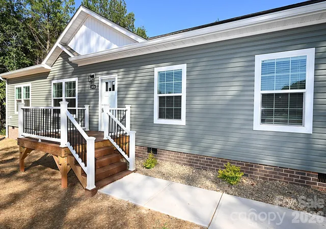 Photo 3 of Single family home for sale at 2026 Windigo St, Newton, NC 28658 | MLS# 4431143 | Listing updated on 2026-10-06