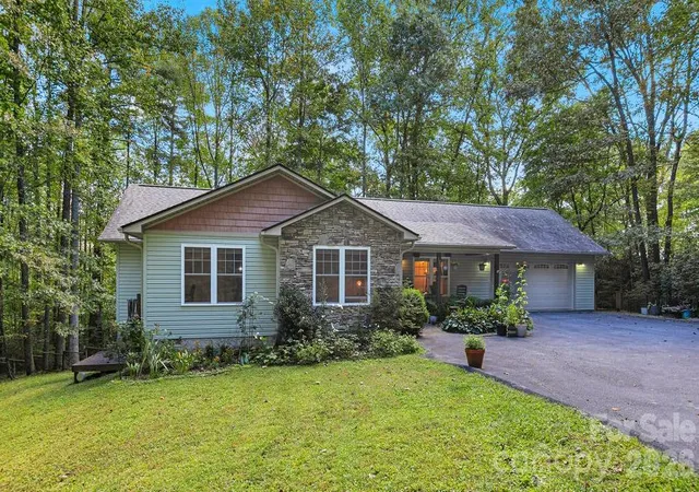 Photo 1 of Single family home for sale at 125 Rollins Pl Rd, Brevard, NC 28712 | MLS# 4431148 | Listing updated on 2026-10-07