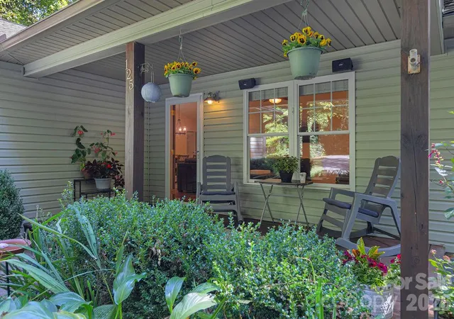 Photo 2 of Single family home for sale at 125 Rollins Pl Rd, Brevard, NC 28712 | MLS# 4431148 | Listing updated on 2026-10-07