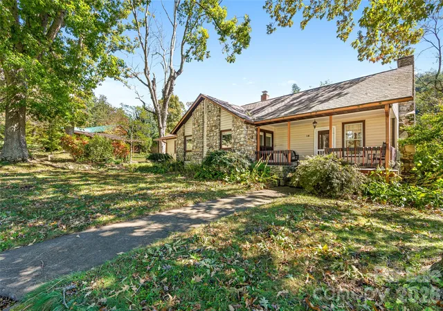 Photo 2 of Single family home for sale at 18 Mission Ln, Fairview, NC 28730 | MLS# 4431158 | Listing updated on 2026-10-28
