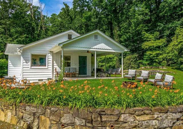 Photo 2 of Single family home for sale at 170 Twin Springs Rd, Hendersonville, NC 28792 | MLS# 4431168 | Listing updated on 2026-10-07