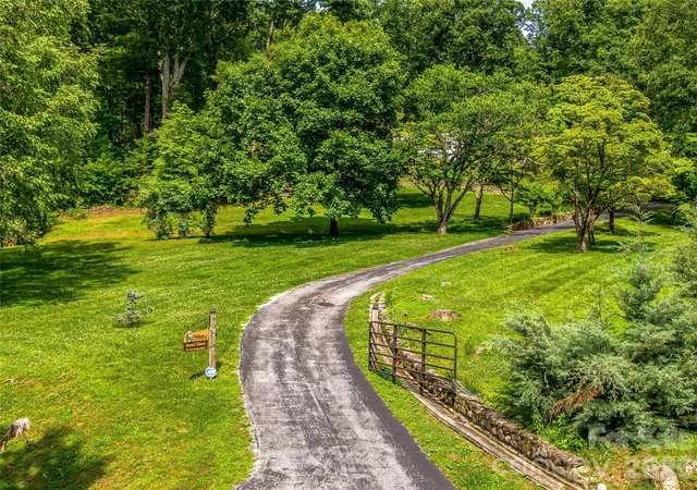 Photo 4 of Single family home for sale at 170 Twin Springs Rd, Hendersonville, NC 28792 | MLS# 4431168 | Listing updated on 2026-10-07