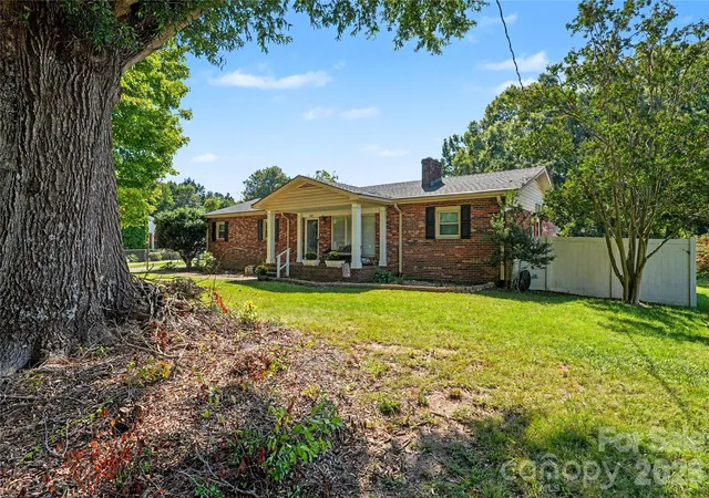 Photo 2 of Single family home for sale at 1410 36th Avenue Dr NE, Hickory, NC 28601 | MLS# 4431213 | Listing updated on 2026-10-04
