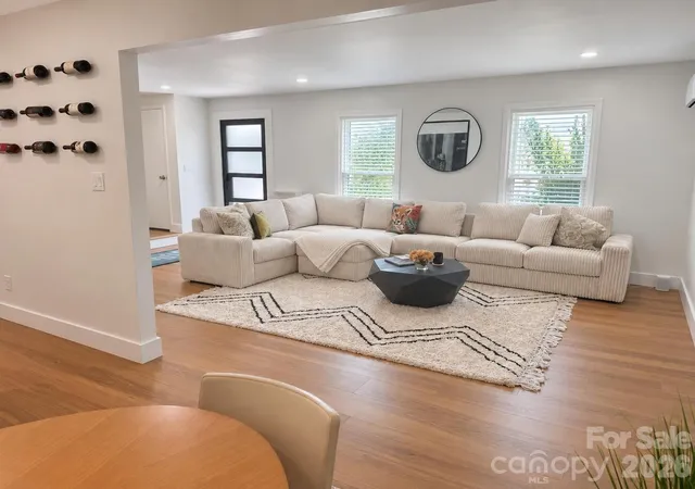 Photo 4 of Single family home for sale at 822 Ingraham Pl, Charlotte, NC 28270 | MLS# 4431219 | Listing updated on 2026-10-07